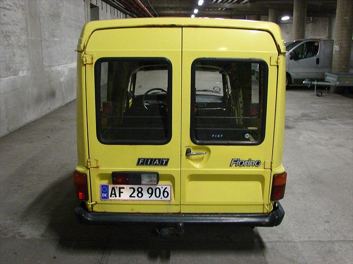 Fiat 127 b Fiorino stc. - Vognporten, med franske dobbeldøre..... Er der monstro tale om en pariserrøv så? ;-) billede 4