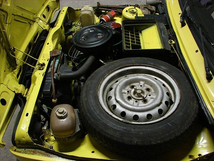 Fiat 127 b Fiorino stc. - Maskinrummet, hvor der gerne skulle være 45 af de vilde. billede 10