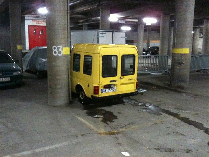 Fiat 127 b Fiorino stc. - Godnat Fiorino, skyllet for salt og snask, bliver du sat til hvile i den lune garage, indtil jeg har tænkt mig om, og har fundet ud af, hvad der skal ske med dig. billede 14