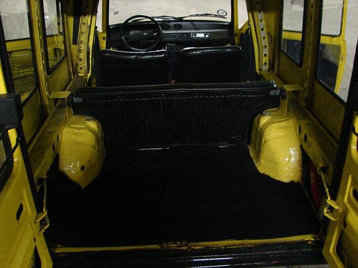 Fiat 127 b Fiorino stc. - Der er altså plads til meget, selv med bagsædet i brug....... Og høj hat kan godt anbefalet til bagsædepassagererne - For der er højt til loftet, og INGEN isolering - kun den rå karrosseriplade, så der er ikke supervarmt deromme ;-) billede 16