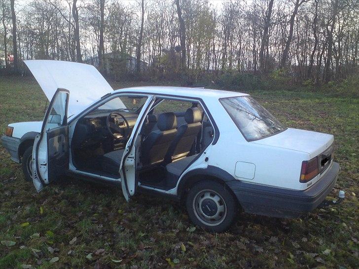 Nissan sunny 1.3lx sedan solgt billede 7