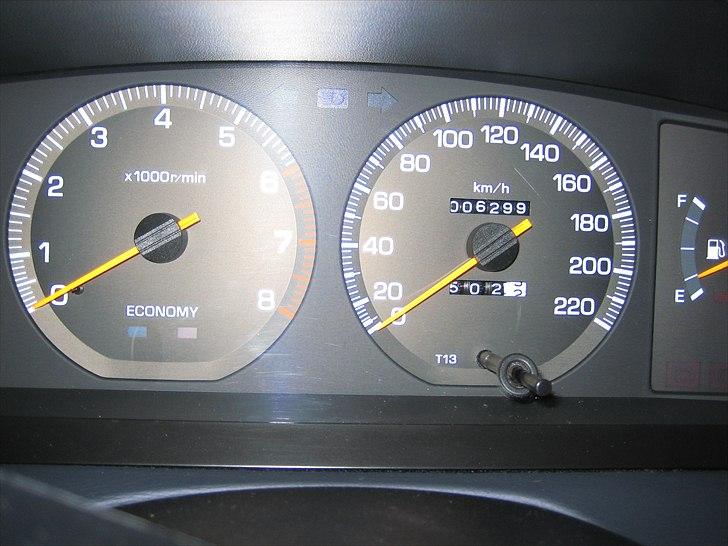 Toyota Carina II 2,0 Liftback Gli - Speedometeret taler vist sit eget sprog:-) Nålene er stadig orange i farven billede 9