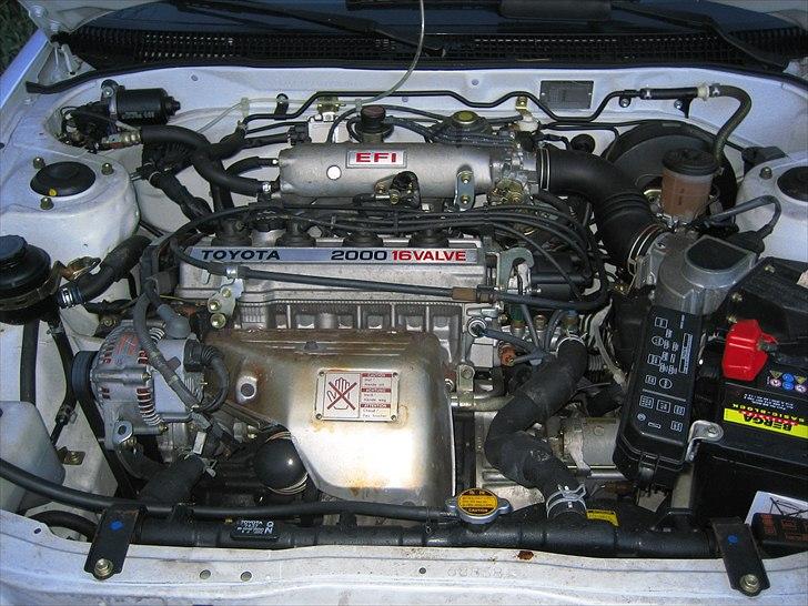 Toyota Carina II 2,0 Liftback Gli - Et kig udefra, ingen af komponenterne har været udsat for rust, hvilket tydeligt ses :-) billede 19