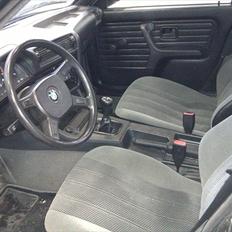 BMW e 30 318i sælged byd