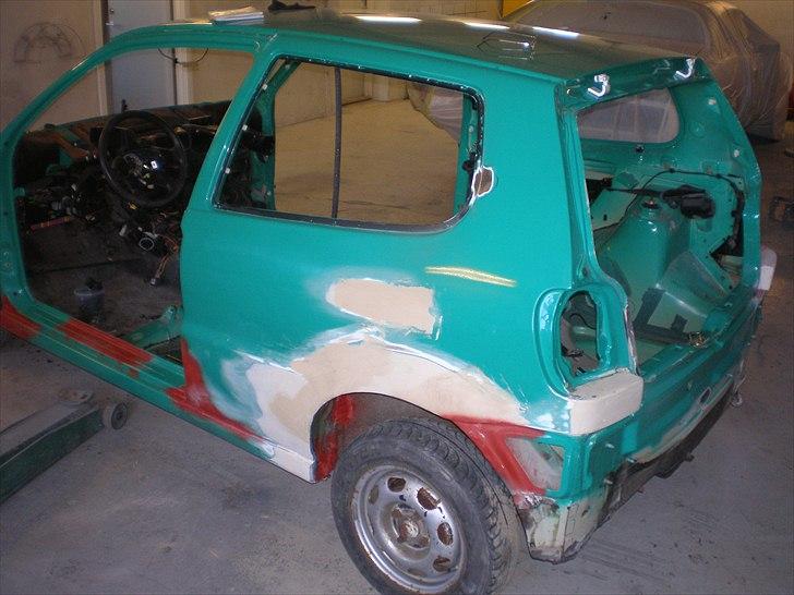 VW Polo 6N - Her er vi godt i gang. Motor og ledningsnet fik lov at blive siddende. Resten kom ud billede 12