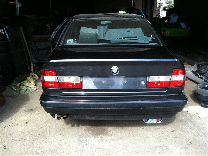 BMW E 34 525 i 24v m vanos - Hahaha hullet i Kofangeren er væk og ney lygter på hehe :) Kabinen ved at blive samlet ;) billede 9