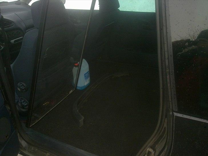 VW Sharan 1,8T - Frontlæben ligger afmonteret pga sne billede 14