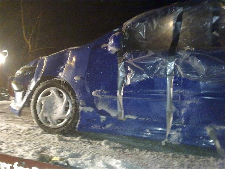 Peugeot 206 - solgt :'( - ja sådan så fnug ud efter samstødet med skiltet :( Sygt sådan et lille lorte skilt ødelagde så meget! billede 20