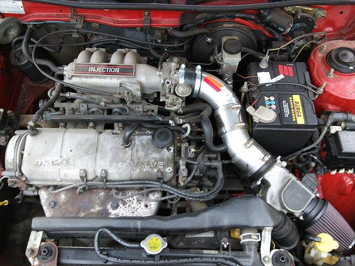 Mazda 323i !!!DØD!!! - billed af motorrum som det er nu :)  billede 2