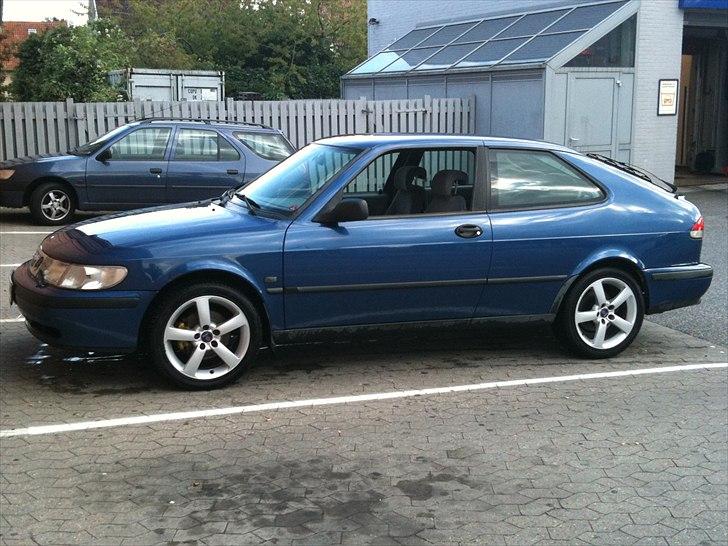 Saab 9-3 Turbo - Sådan så bilen stort set ud der jeg hentet den. I kan svagt ane de gamle sæder.  billede 1