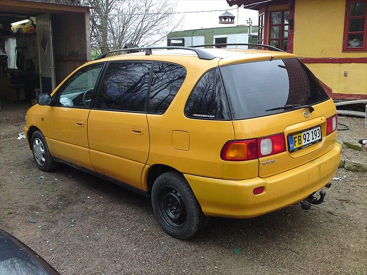 Toyota Picnic (sportsvan) - Dagen efter, væk med grøm stribe billede 3