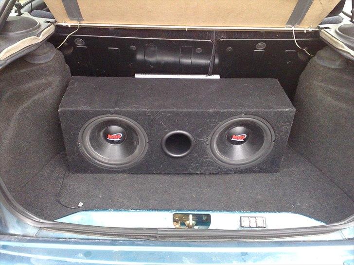 Ford Escort CLX MK5 - Udbrændt :'-( - Mine 2 10´´ subwoofere billede 5