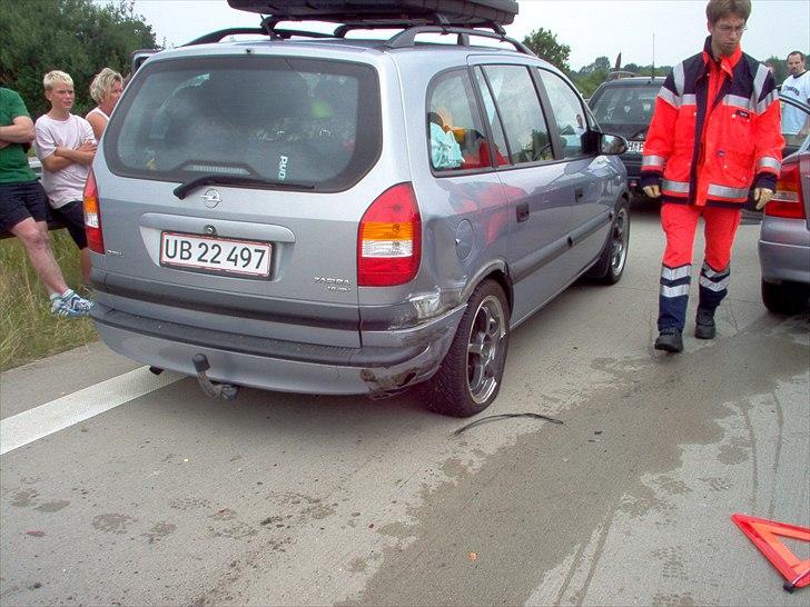 Opel Zafira - Da vi blev påkørt bagfra på autobahn ved Hamburg i 06 billede 6