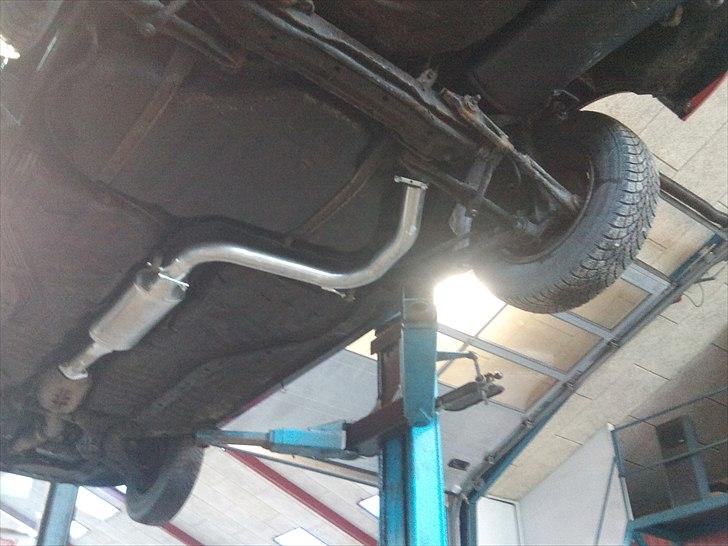 Mazda 323i !!!DØD!!! - Så det sku smækket på! :) d. 21/01-2011 billede 10