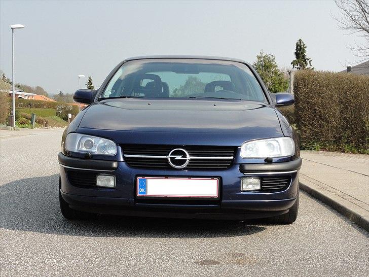 Opel Omega MV6 - Standard :)  dælme kedelig  dog med klar glas lygterne billede 3