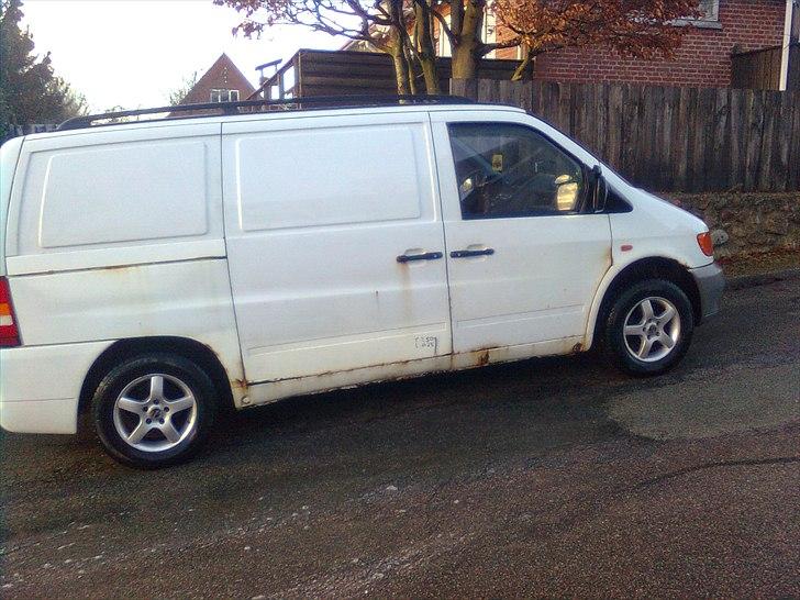 Mercedes Benz vito solgt - Er lidt rusten nogen steder, så der er arbejde nok til foråret. billede 2