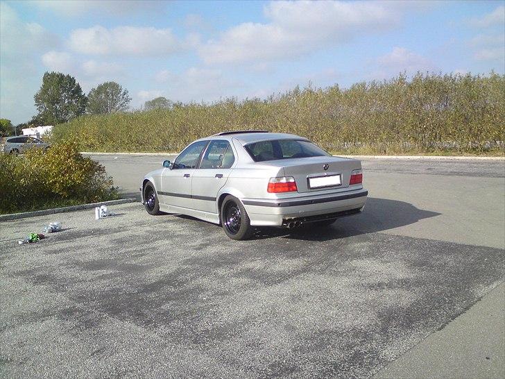 BMW e36 325i ( SOLGT ) - Efter den nye undervogn er kommet på. Og vinterhjulene er også kommet på. billede 18