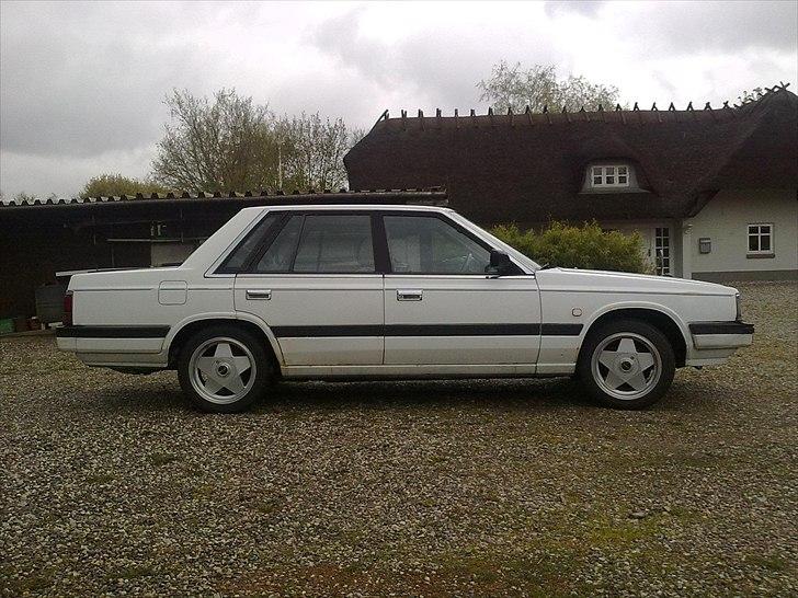 Nissan Laurel - Med sommerfælge på billede 1