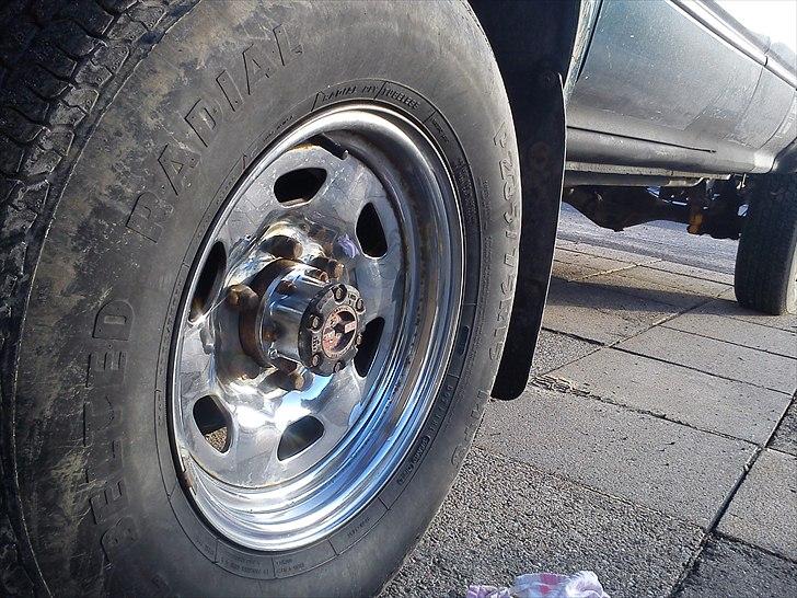 Toyota Hilux 2.4D Turbo4WD SOLGT - ved og pudse og fjerne lidt rust i kanterne  billede 10