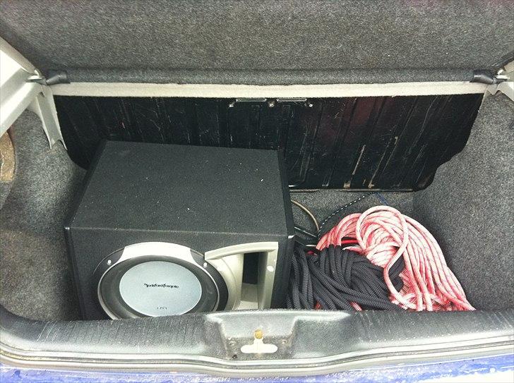 VW Polo 1,6 8V - Anlægget i bagagerummet bliver bygget snart . billede 8