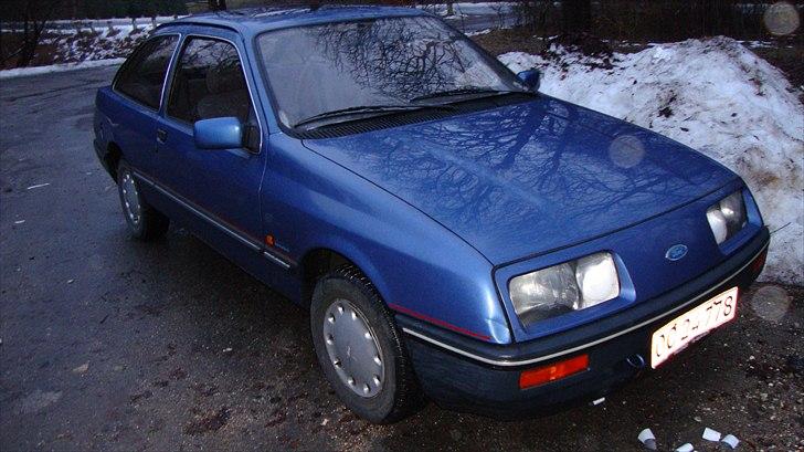 Ford Sierra 1,6 Laser. SOLGT. billede 1