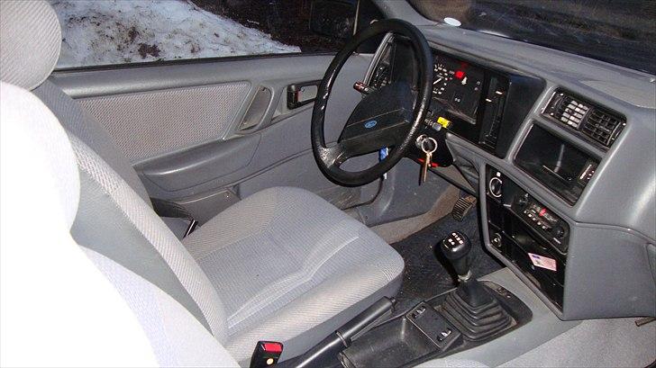 Ford Sierra 1,6 Laser. SOLGT. billede 3