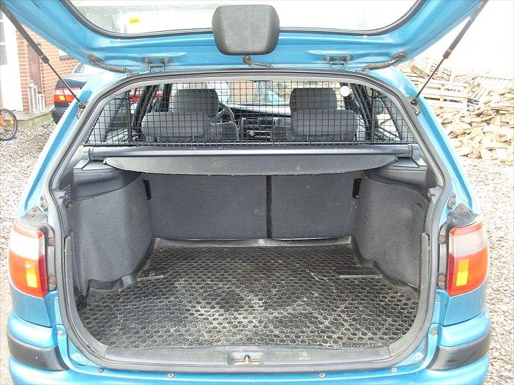 Toyota Carina E st car. 1,8i 16v - Tja, dejligt med masser af plads. billede 7