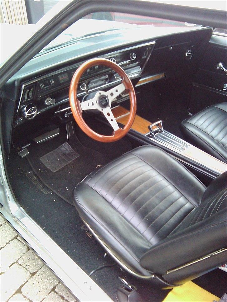 Buick Riviera Gran Sport - Midterkonsol, horseshoe-shifter,bucketseats. billede 2
