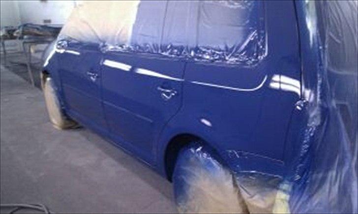 VW Touran 1,9 TDI ''SOLGT'' - Så blev den lige sprøjtet igen igen, en eller anden idiot havde kørt en nøgle hen af begge sider på bilen, den blev malet den 15/1-11 billede 14