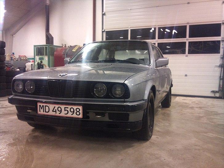 BMW E30 320i Nr.7 (SOLGT) billede 1