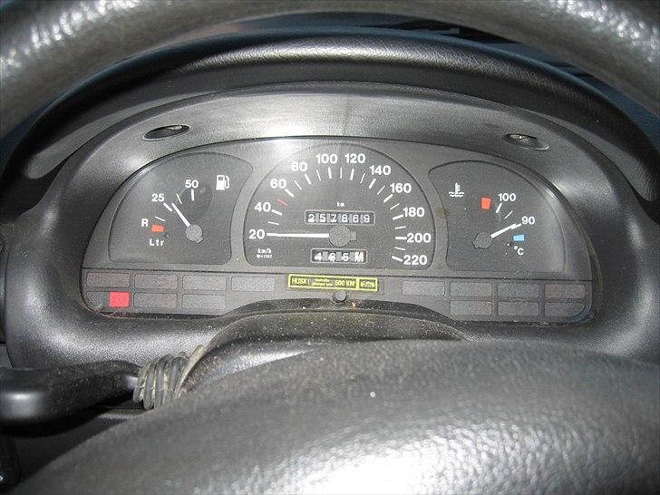 Opel Astra ( Tidligere bil ) - hvis nogen er i trivl hva den lille gule makat er så er den husker på at tjekke olie standen efter 500km samt efter fyldning men er nu ikke nødvendigt den bruger intet billede 13
