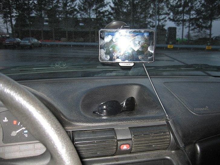 Opel Astra ( Tidligere bil ) - ja solbrillerne og GPS´en er altid med i bilen når jeg er på farten billede 15