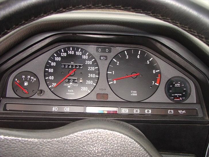 BMW E30 318i - 322i Turbo "Solgt" - Hartge Speedometer, PLX Wideband lambda ur i stedet for kølervands temperatur ( sidder andet sted i bilen ) billede 17