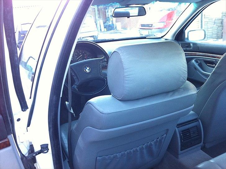 BMW E39 528i - så er den ved at være hvid billede 9