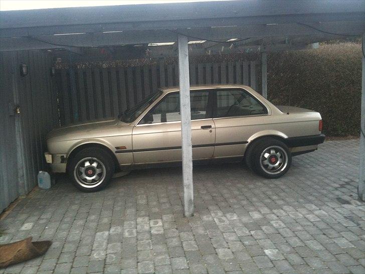 BMW E30 320i SOLGT billede 16