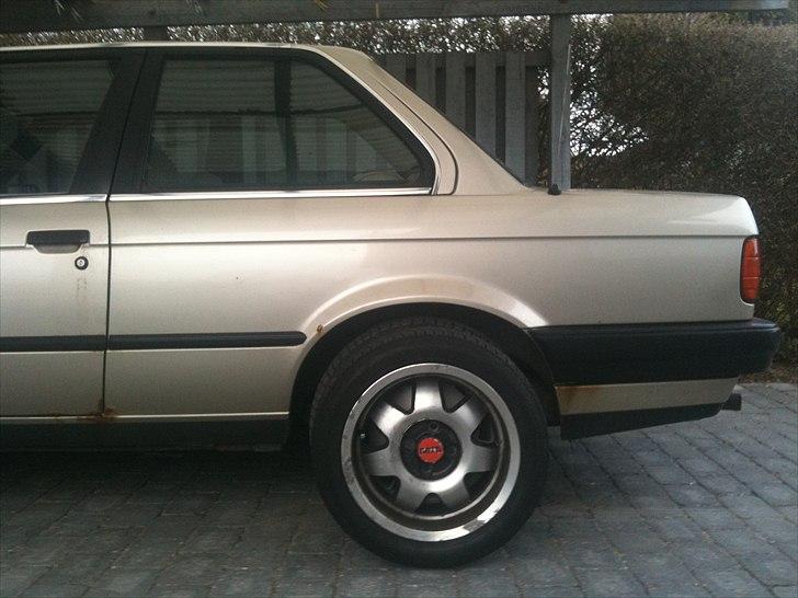 BMW E30 320i SOLGT billede 17