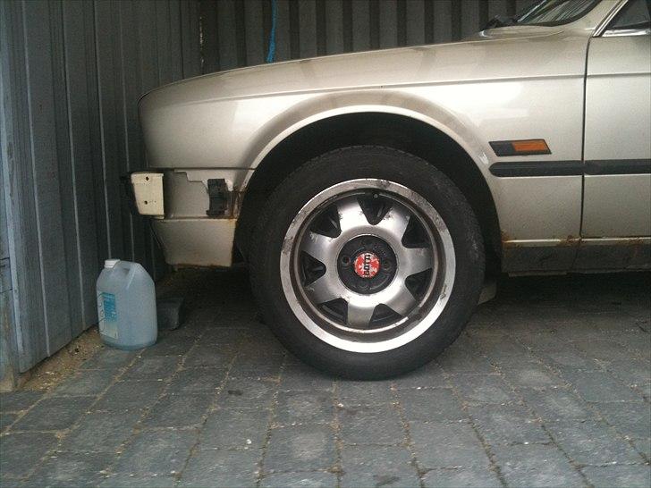 BMW E30 320i SOLGT billede 18