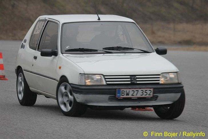 Peugeot 205 "Løveungen" Skrottet - Hellere lille og vågen..... billede 1