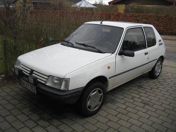 Peugeot 205 "Løveungen" Skrottet - Trist men pålidelig billede 2