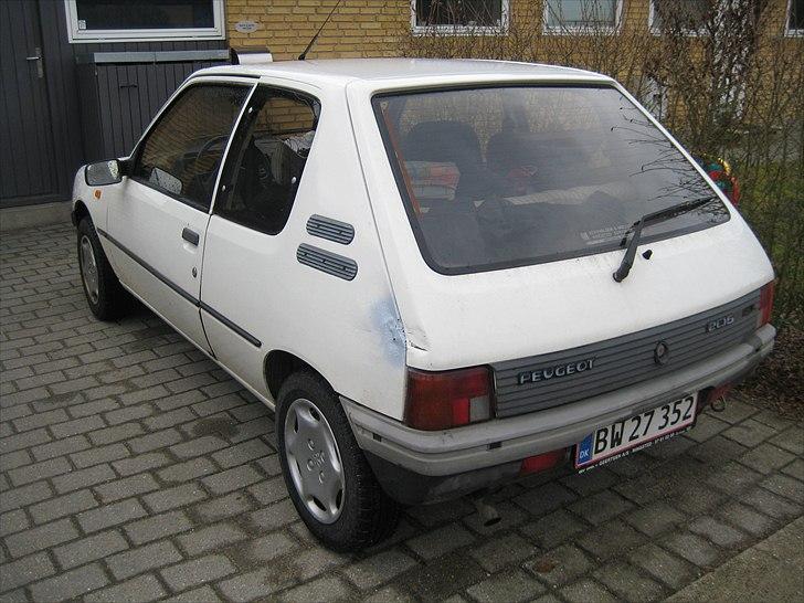 Peugeot 205 "Løveungen" Skrottet - bemærk Pariser stylingen på bagskærmen billede 3