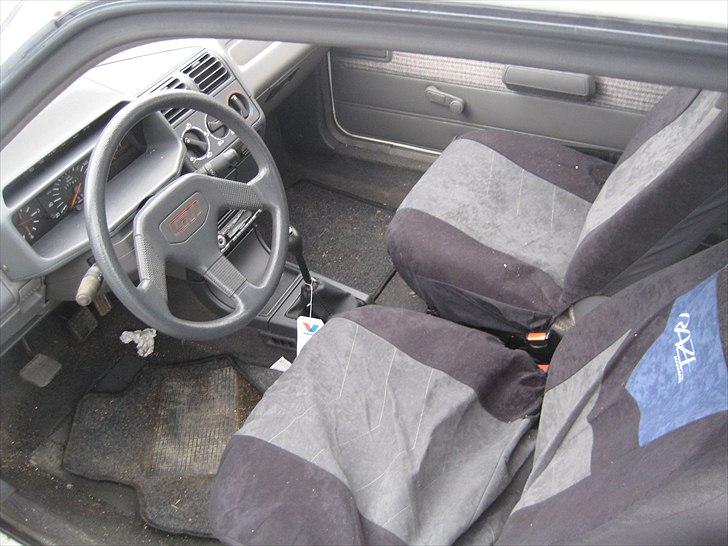 Peugeot 205 "Løveungen" Skrottet - De skal bare ud, betrækket skjuler at sædepolsteret selv flygter billede 4