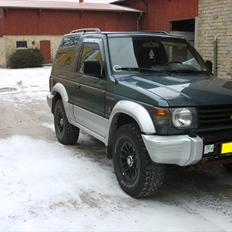 Mitsubishi pajero under ombykning