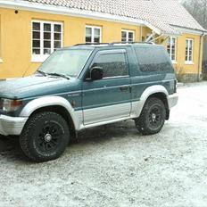 Mitsubishi pajero under ombykning