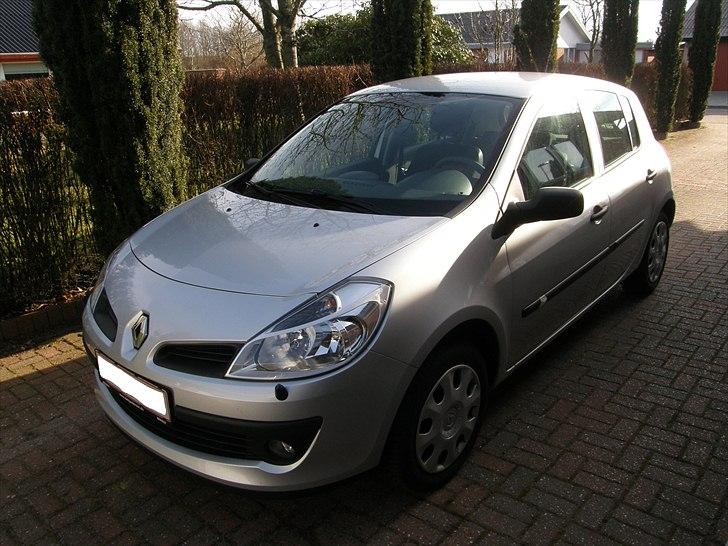 Renault Clio III 1.5 DcI 70 *SOLGT* billede 1