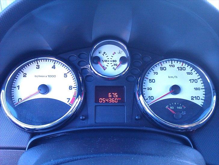 Peugeot 207(SOLGT) - Hvide urskiver, røde nåle og chromringe meget sporty look  billede 3