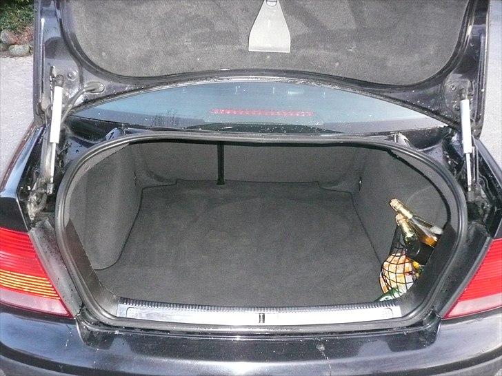 VW Bora 1,9 TDI - Det er lidt upraktisk og komme helt ind i bagenden af bagagerummet  billede 9