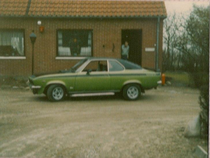 Opel Manta a - Min fars, da han var ung. 1,9 l. Sidepipes, fire ens baglygter, scoops, bagrudevisir og hekspoile:):). det var flot  billede 19