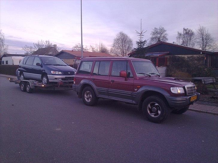 Toyota Sportsvan, Picnic - Toyotaen på traileren hvor der er en "mercedes" gallopper foran. billede 2