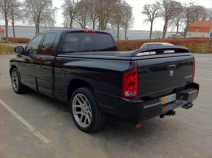 Dodge RAM SRT 10 - *Solgt* - Det hvide lys ved taget som sidder sammen med bremselyset, tændes når bilen låses op billede 5