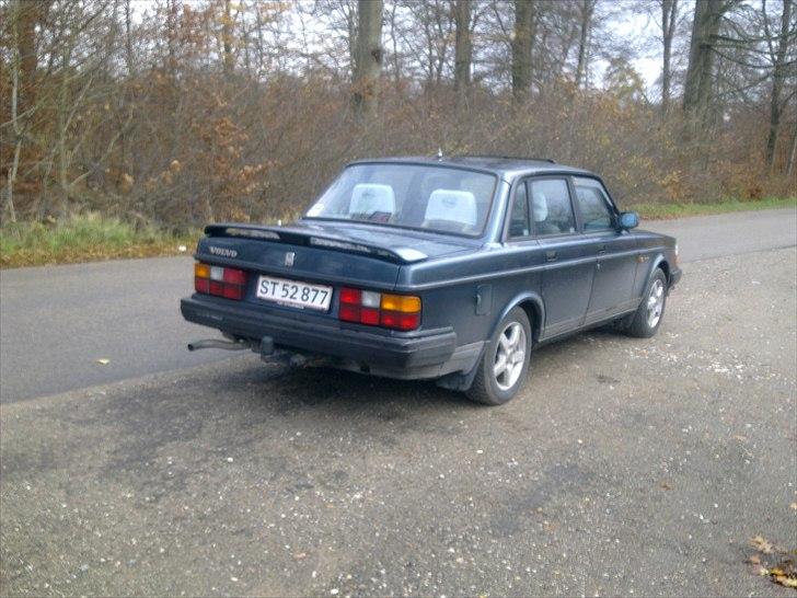 Volvo 240 GLT skrottet billede 1